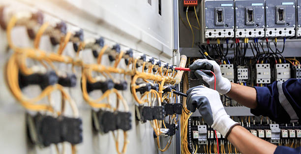 Professional Electrician technician working in Peoria Heights, IL